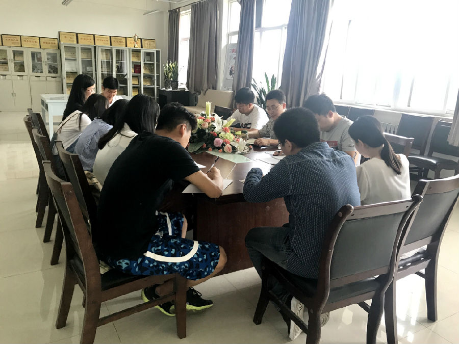 学院学生党支部委员会议.jpg