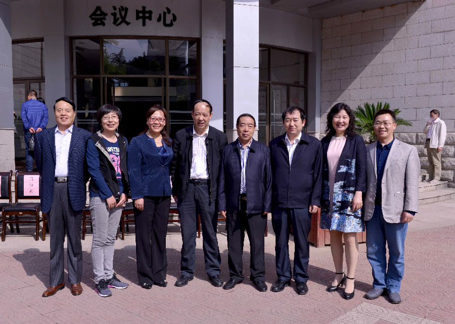 4赛云秀书记、李天太副校长等与贾平凹先生合影.jpg