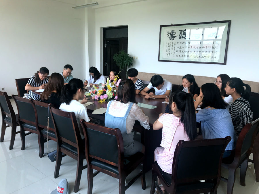 学生党员座谈会.JPG
